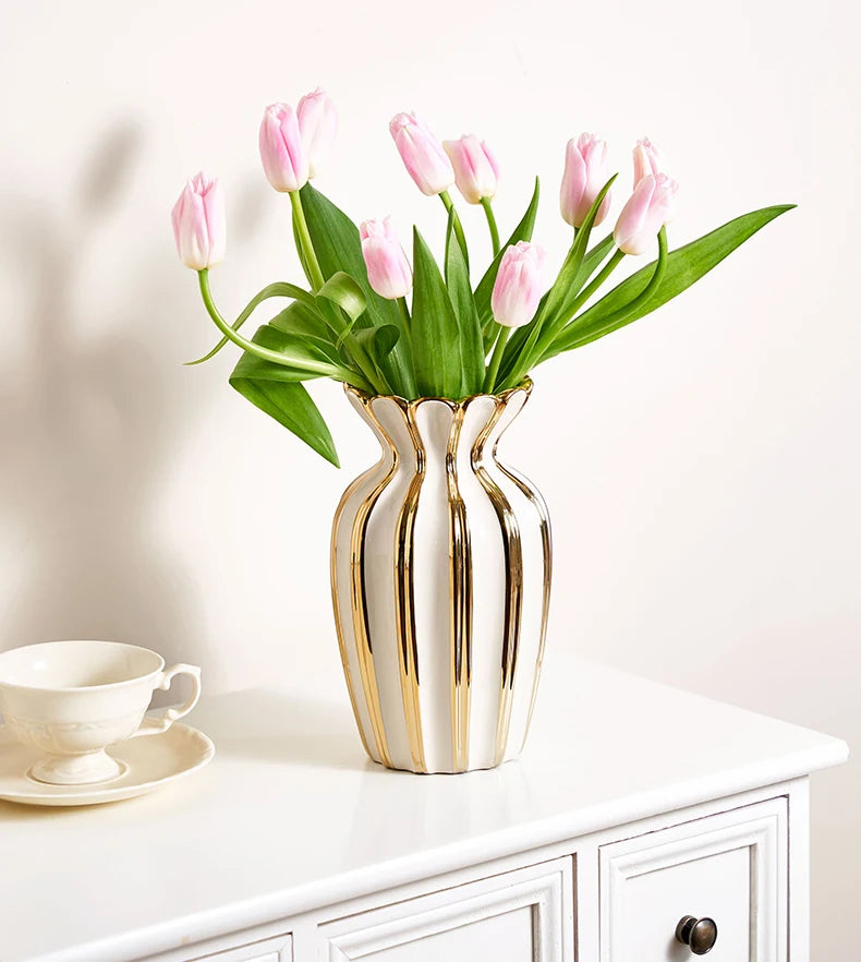 Goldene cremefarbene Keramikvase im nordischen Stil, mittlere Grösse