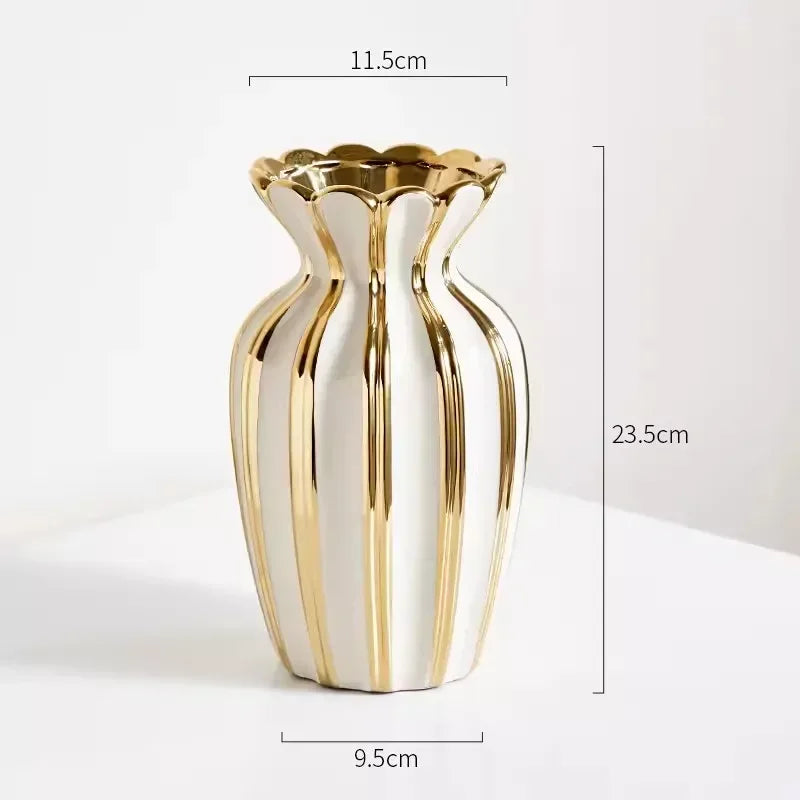 Goldene cremeweisse Keramikvase im nordischen Stil, minimalistisch und retro