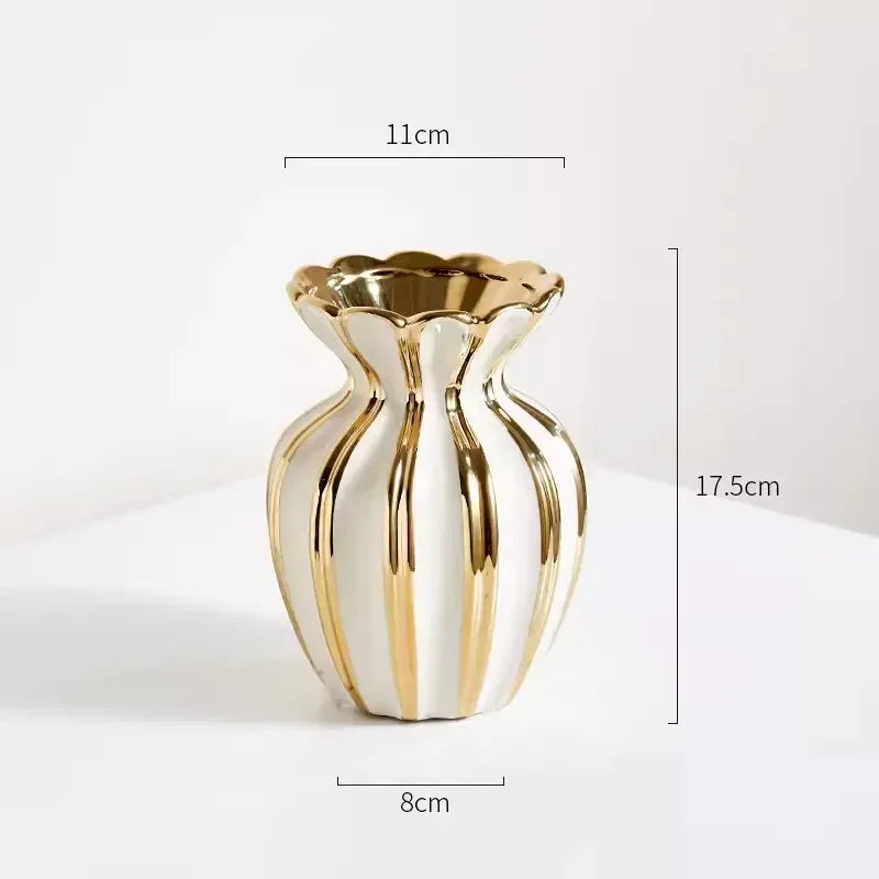 cremefarbene nordische Keramikvase mit Golddetails im minimalistischen Stil