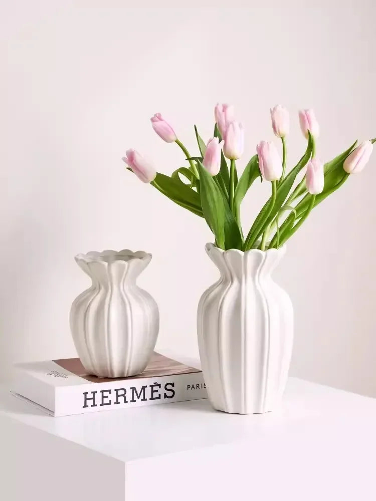 Nordische Cremeweisse Keramikvase mit Golddetails im minimalistischen Stil