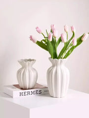 Nordische Cremeweisse Keramikvase mit Golddetails im minimalistischen Stil