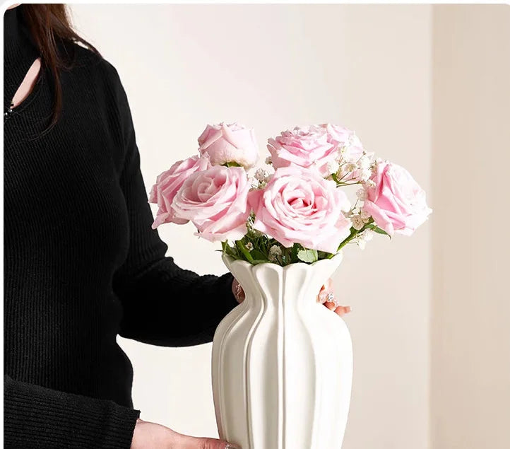 cremeweisse keramikvase im nordic stil mit golddetails, mittelgross für wohnzimmer