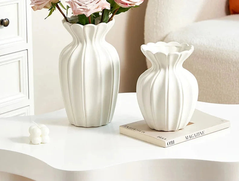 nordische cremeweisse keramikvase mit golddetails im minimalistischen stil