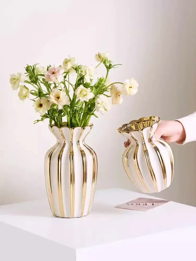 Gold bemalte cremeweisse Keramikvase im minimalistischen nordic Stil