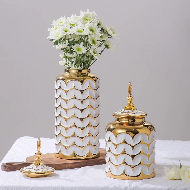 Goldene Keramikvase – Postmodernes Design für Tisch