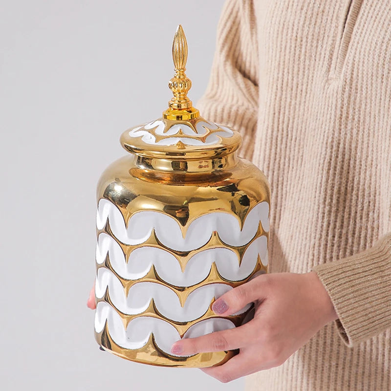 Goldene Keramikvase – Postmodernes Design für Tisch