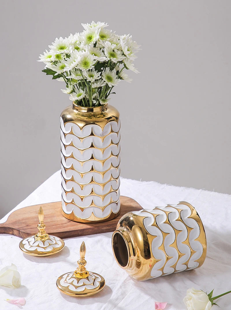 Goldene Keramikvase – Postmodernes Design für Tisch