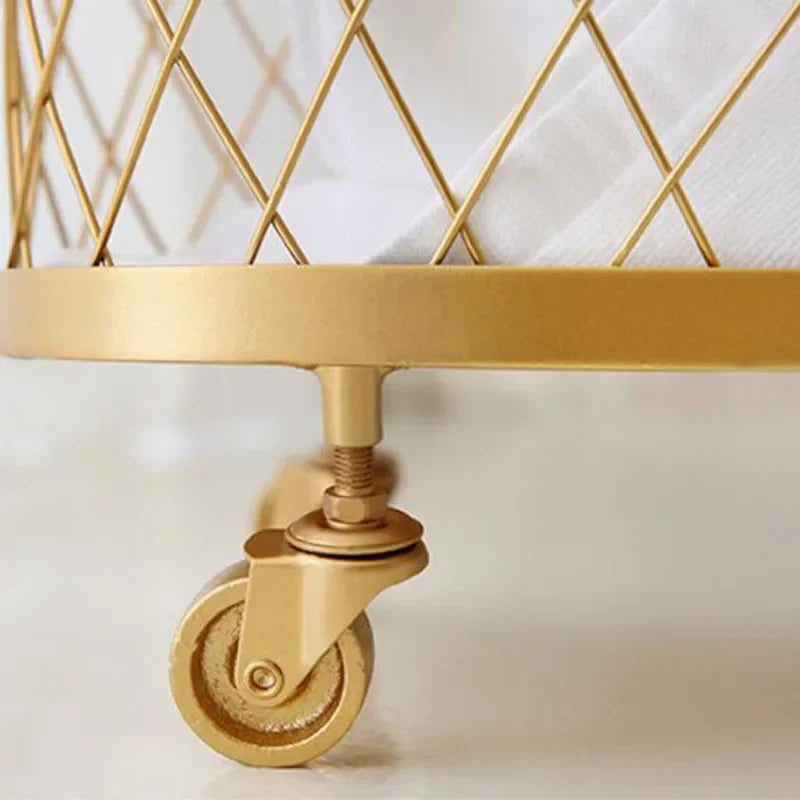 Goldener Wäschekorb mit Rollen – Modernes Design