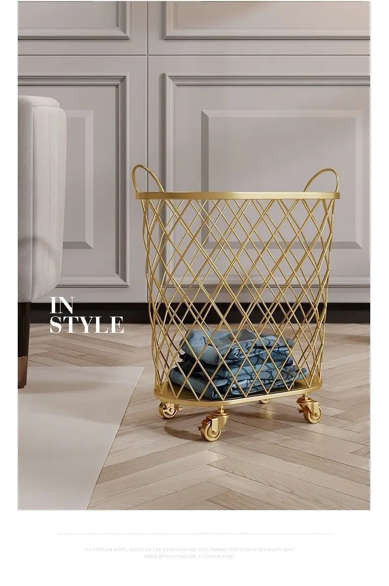 Goldener Wäschekorb mit Rollen – Modernes Design