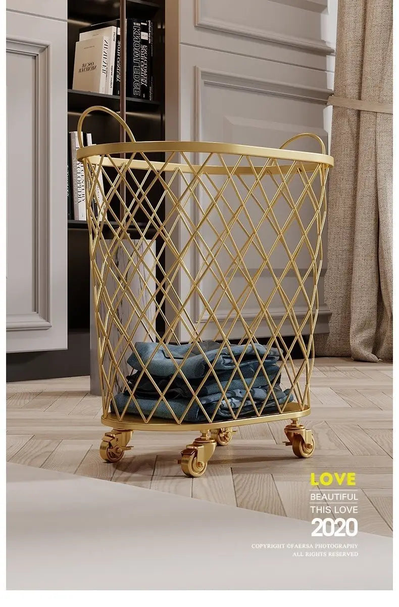 Goldener Wäschekorb mit Rollen – Modernes Design