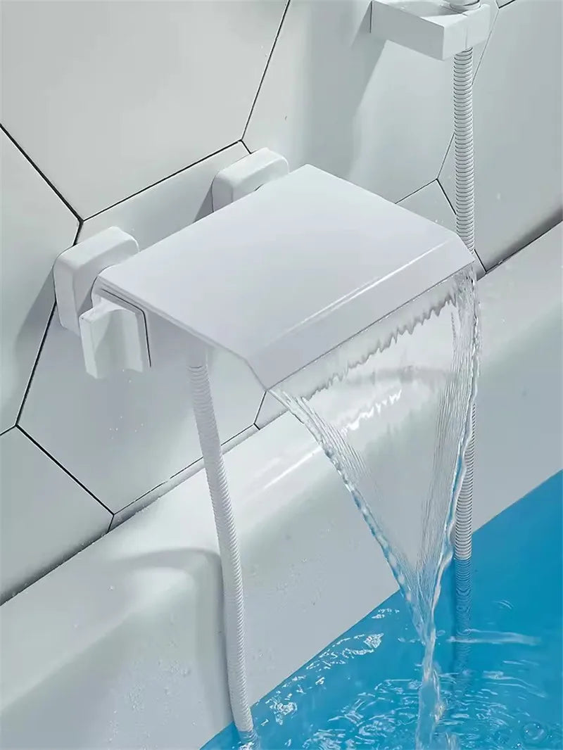 Goldenes Badezimmer-Set – Messing Wasserfall Wandmontage