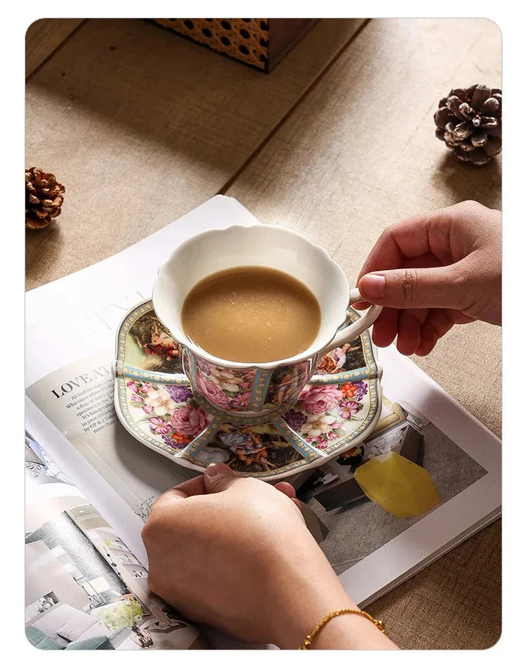 Goldgesäumte Porzellantasse – Western Stil mit Tablett