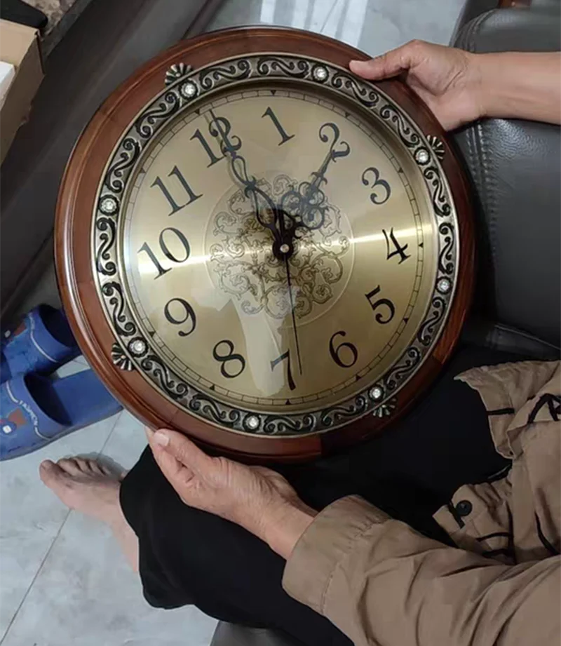 Leise Vintage Wanduhr – Massivholz Design, 30 cm