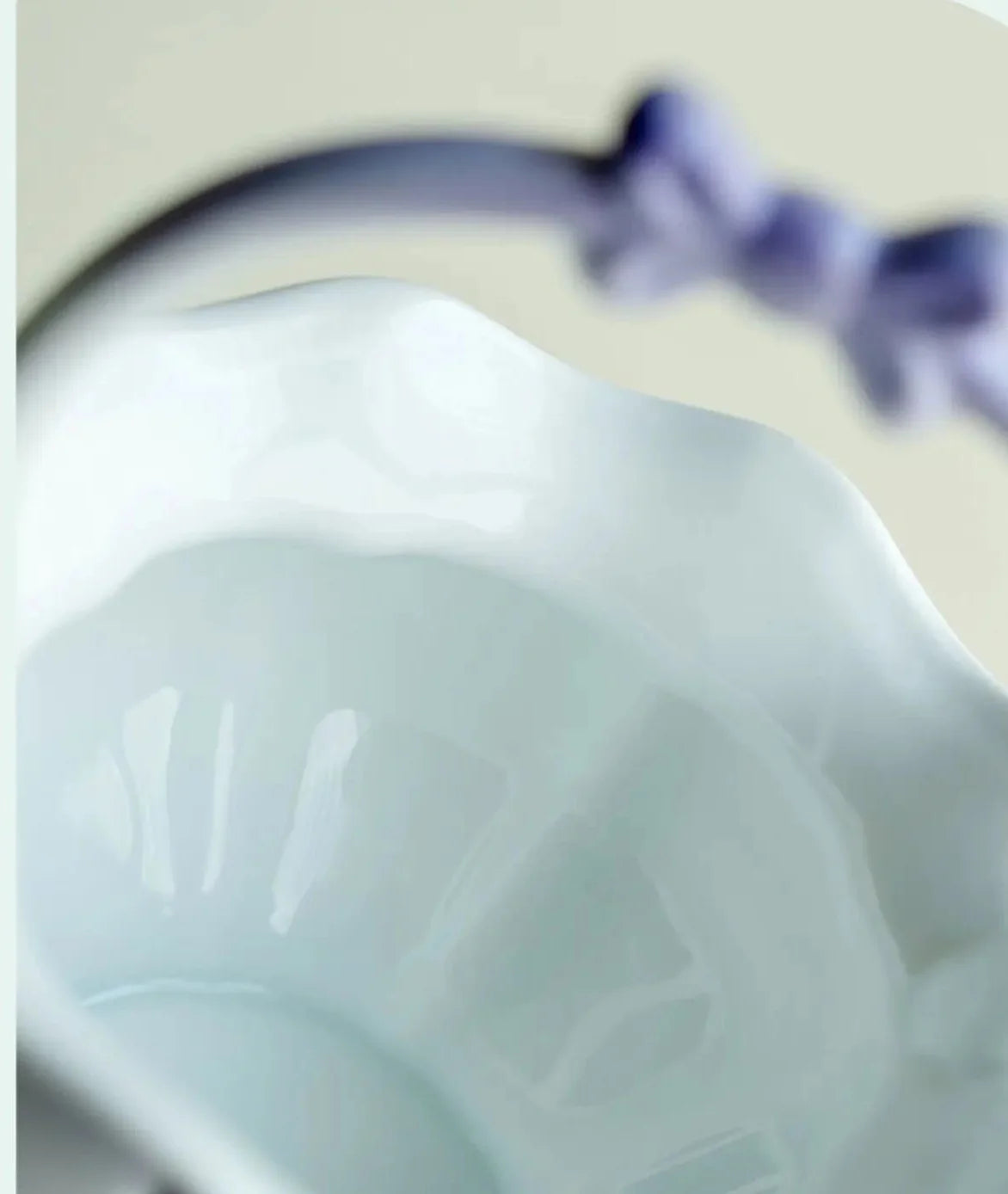 Handbemalte mehrfarbige Keramikvase im Landhausstil, 12.8x15.6cm