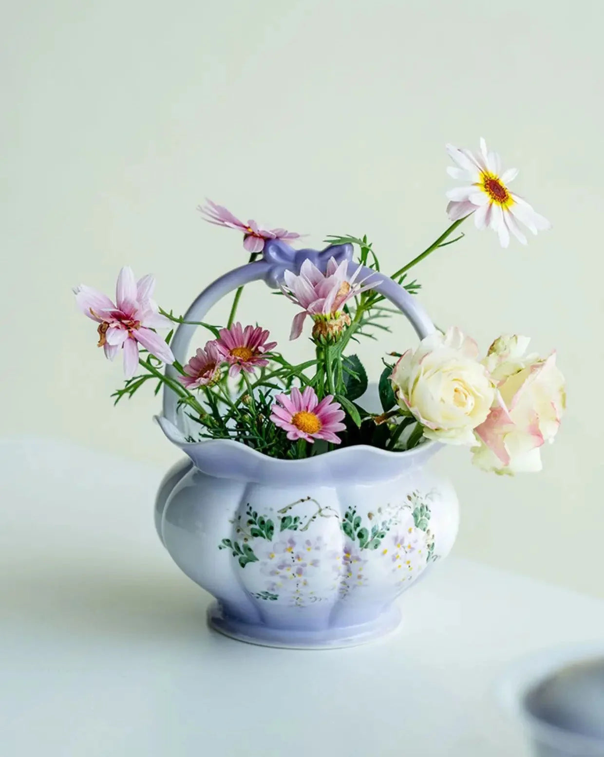 Handbemalte mehrfarbige Keramikvase im Landhausstil 12.8x15.6cm