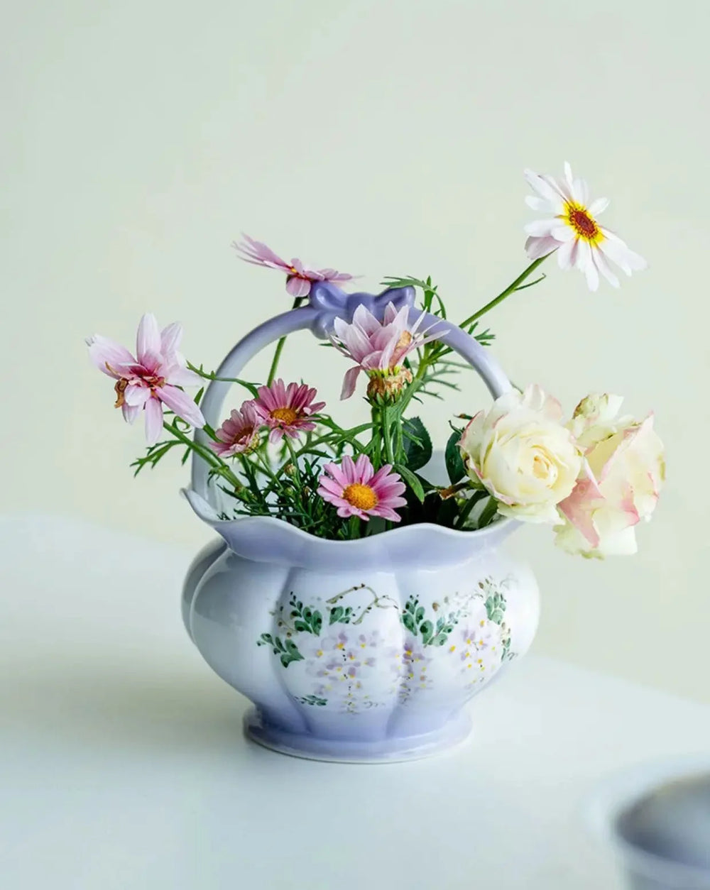 Handbemalte mehrfarbige Keramikvase im Landhausstil 12.8x15.6cm