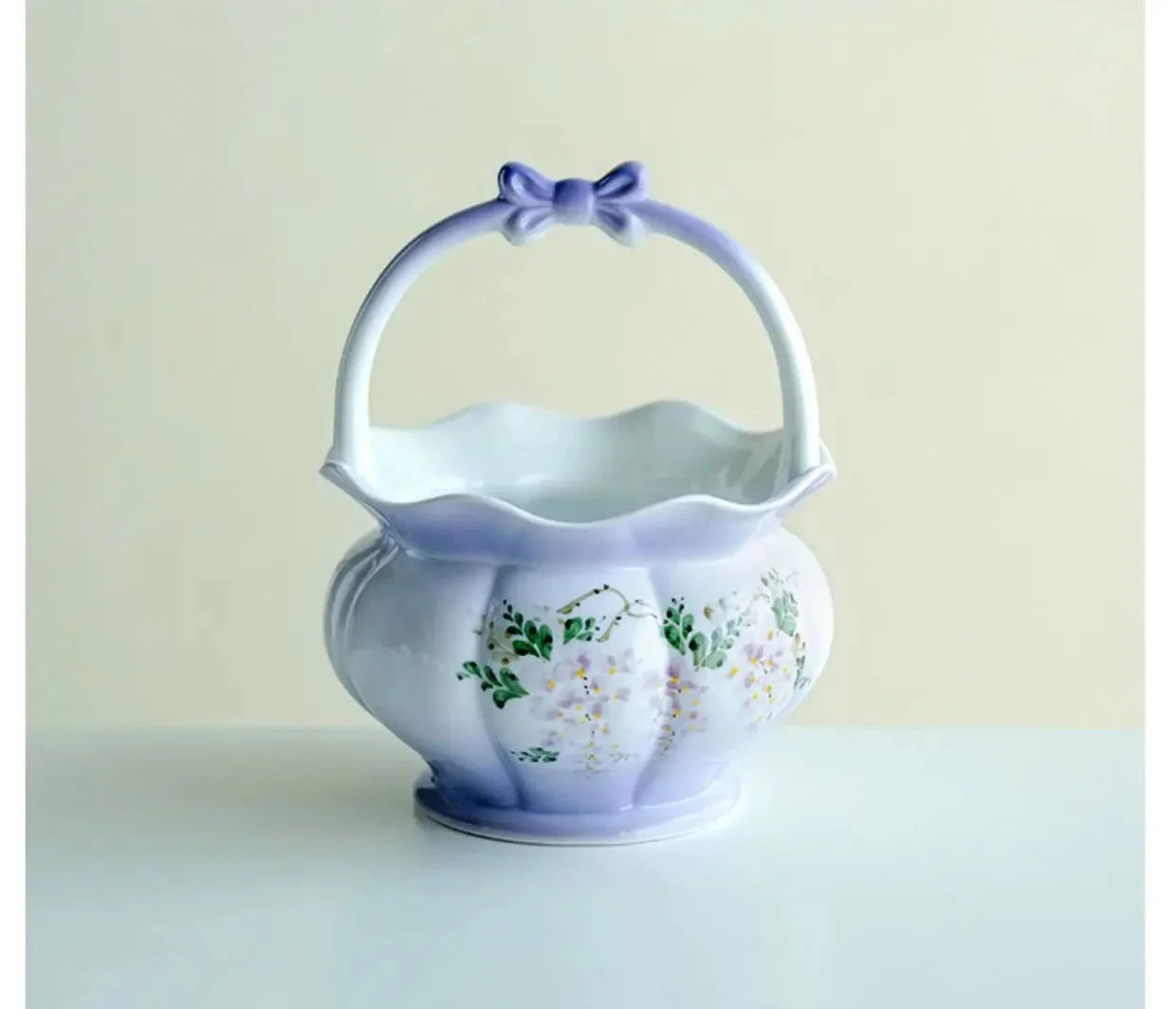 Mehrfarbige Keramikvase im Landhausstil mit Glyzinien-Design, 12.8x15.6cm