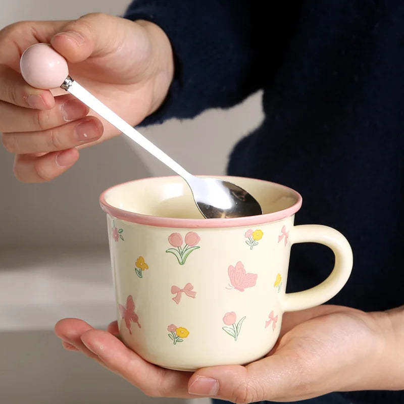 Keramiktasse – Ästhetisches Tulpen-Design für Frauen