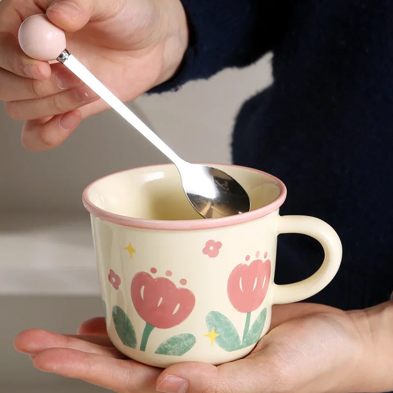 Keramiktasse – Ästhetisches Tulpen-Design für Frauen