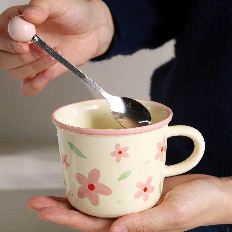 Keramiktasse – Ästhetisches Tulpen-Design für Frauen