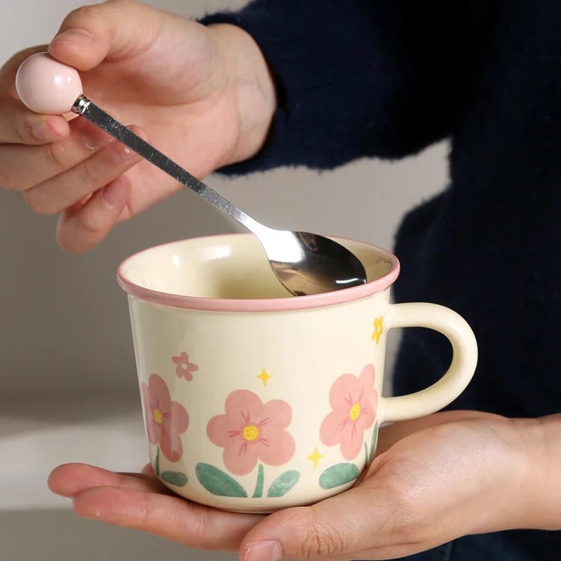 Keramiktasse – Ästhetisches Tulpen-Design für Frauen