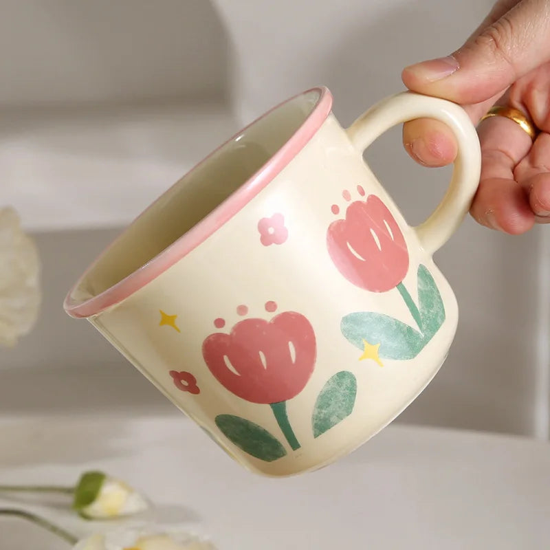 Keramiktasse – Ästhetisches Tulpen-Design für Frauen