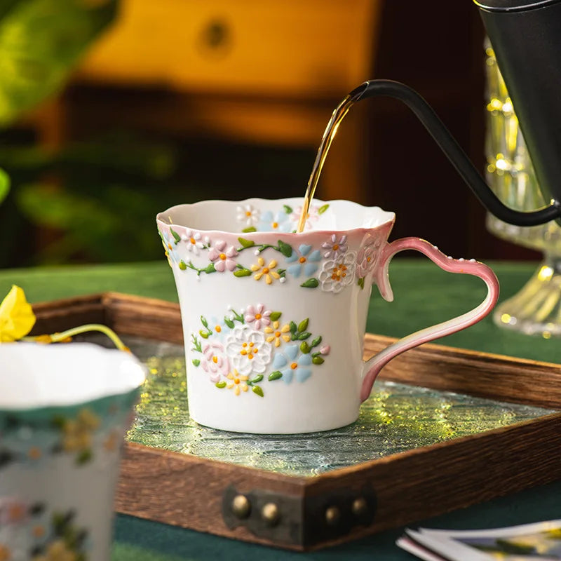 Keramiktasse – Exquisites Kamelien-Design 350ml