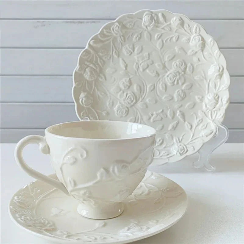 Keramiktasse mit Relief – Europäischer Stil mit Unterteller