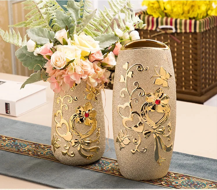 Goldene Keramikvase im europäischen Stil, perfekte Tischdekoration