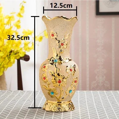 Goldene Keramikvase im europäischen Design ohne Blumen