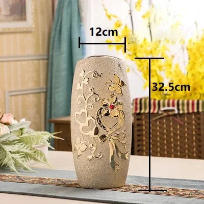 Goldene Keramikvase im europäischen Design mit goldenen Details