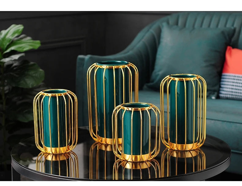 Keramikvase – Modernes Metallgestell – Wohnzimmereinrichtung