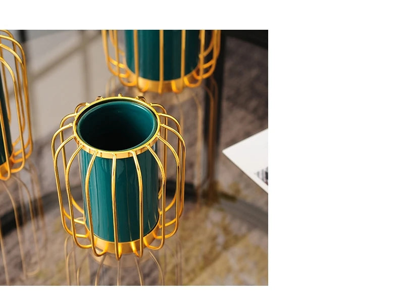 Keramikvase – Modernes Metallgestell – Wohnzimmereinrichtung