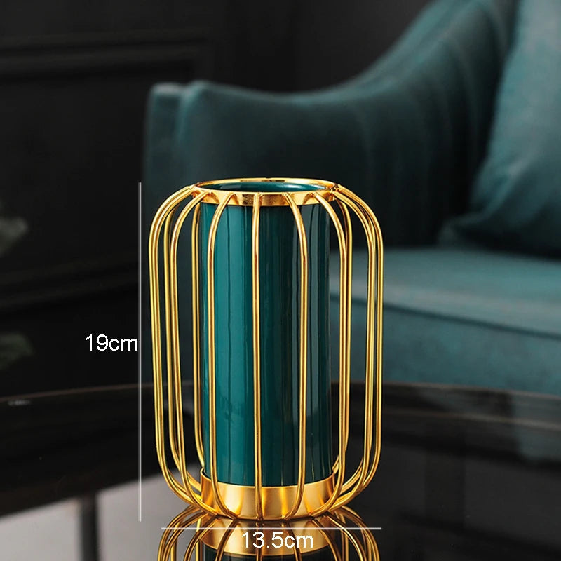 Keramikvase – Modernes Metallgestell – Wohnzimmereinrichtung