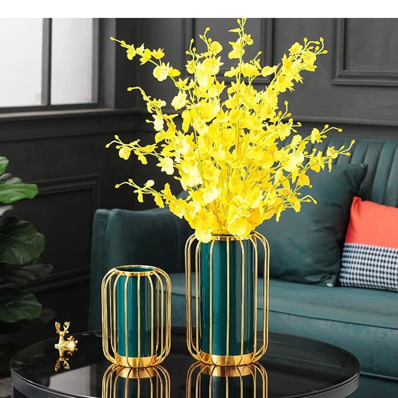 Keramikvase – Modernes Metallgestell – Wohnzimmereinrichtung