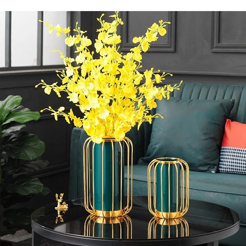 Keramikvase – Modernes Metallgestell – Wohnzimmereinrichtung