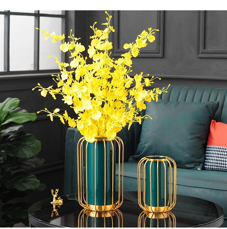 Keramikvase – Modernes Metallgestell – Wohnzimmereinrichtung