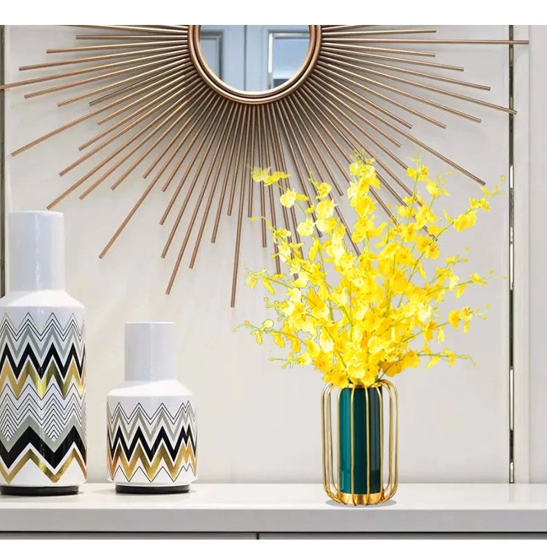 Keramikvase – Modernes Metallgestell – Wohnzimmereinrichtung