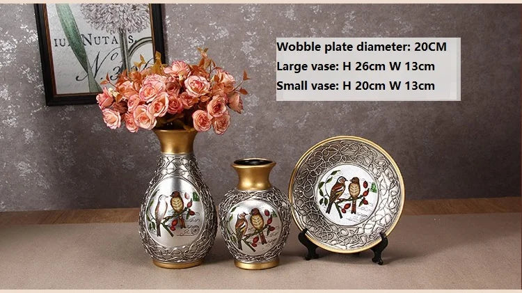 Set aus drei weissen Keramikvasen im traditionellen Stil