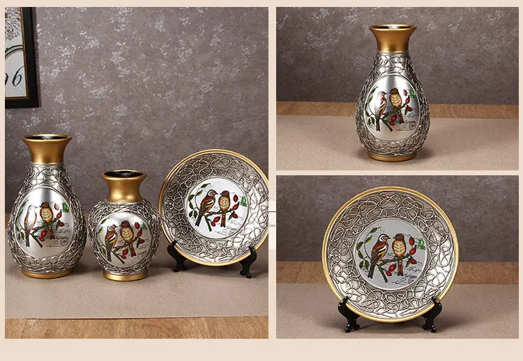 Set aus drei weissen Keramikvasen im traditionellen europäischen Stil