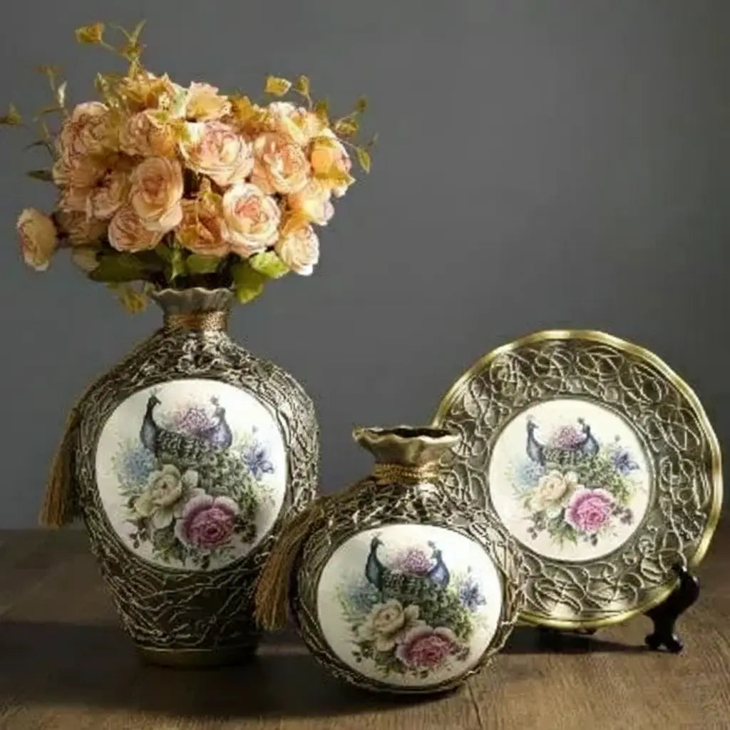 Set aus 3 weiss-grauen Keramikvasen im traditionellen europäischen Stil