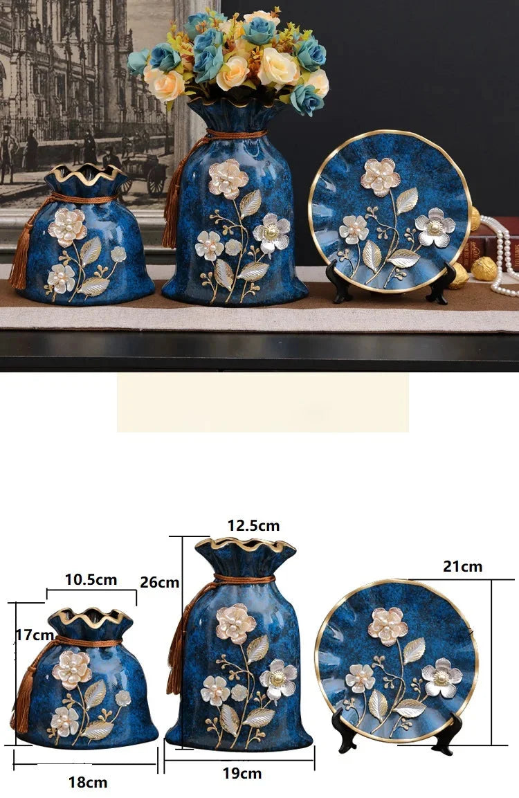 Set von 3 weissen Keramikvasen im traditionellen europäischen Stil