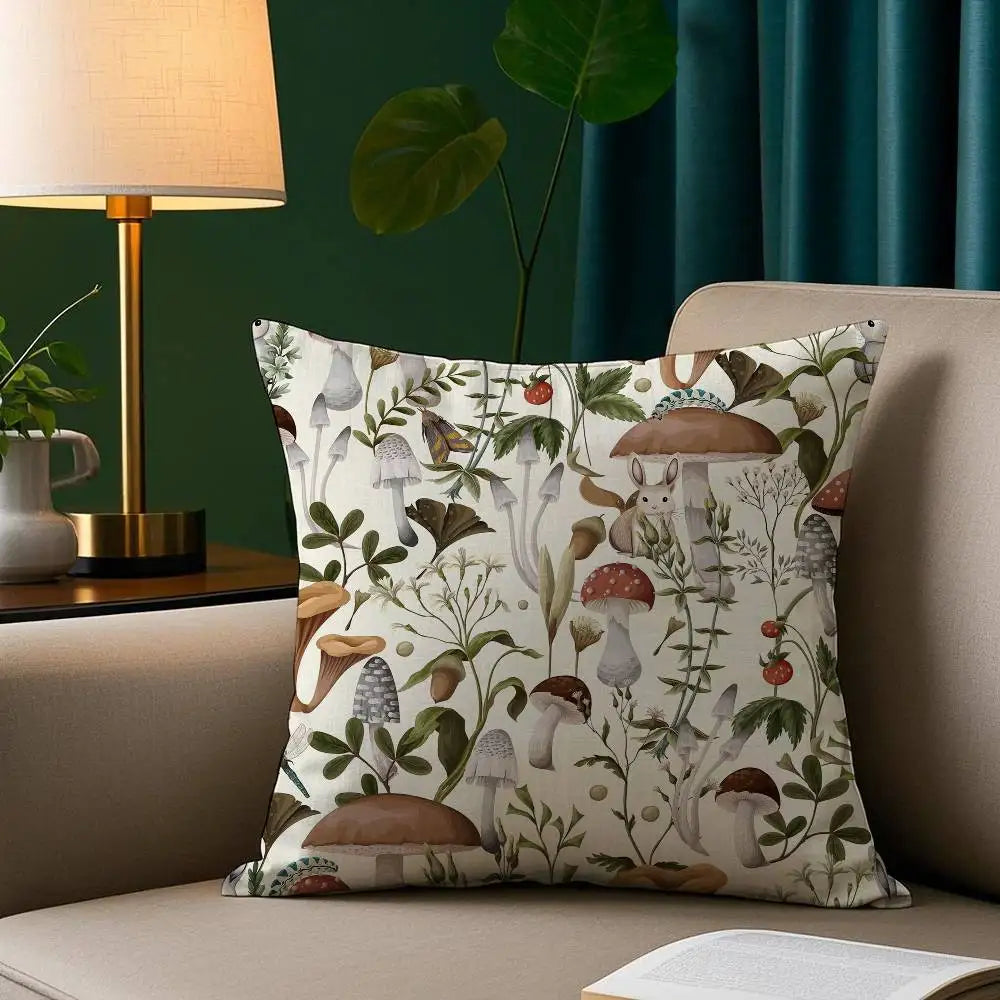 Dekorativer Kissenbezug aus Plüsch mit Squirrel Mushroom Motiv, 45x45cm, aus Polyester