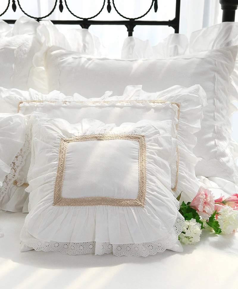 Handgefertigter Kissenbezug aus Baumwolle mit Spitzenrüschen, Farbe: Weiss, Grösse: 45x45 cm