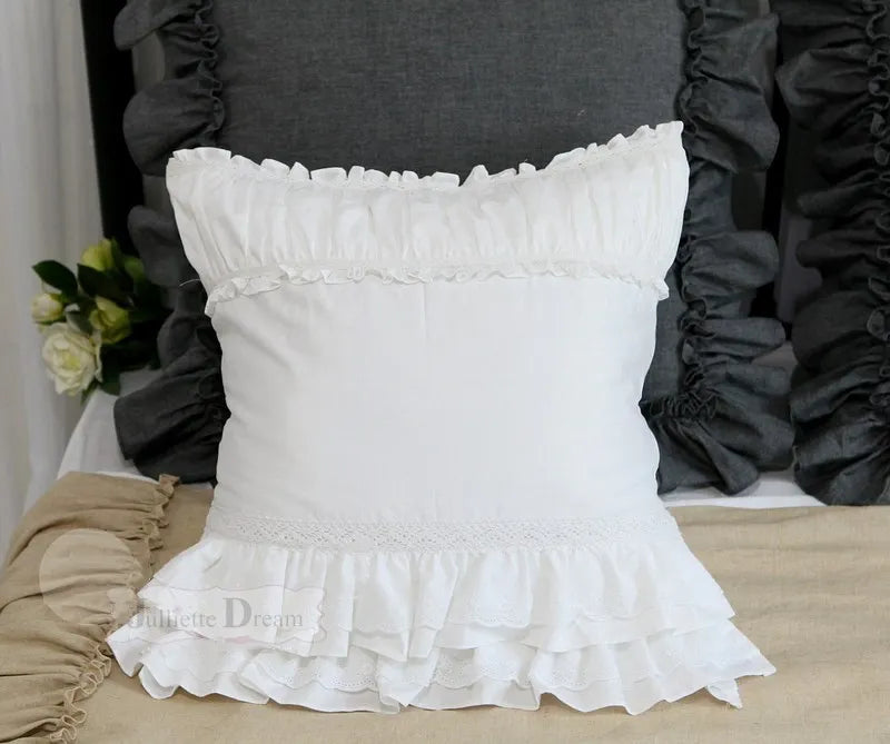 weisser Kissenbezug mit handgemachter Baumwollspitze in Grösse 45x45 cm