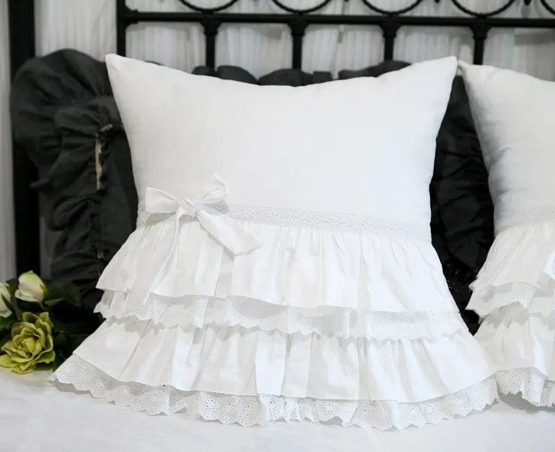 Bestickter Kissenbezug aus Baumwolle in Rosa mit Spitzenrüschen, Grösse 45x45 cm