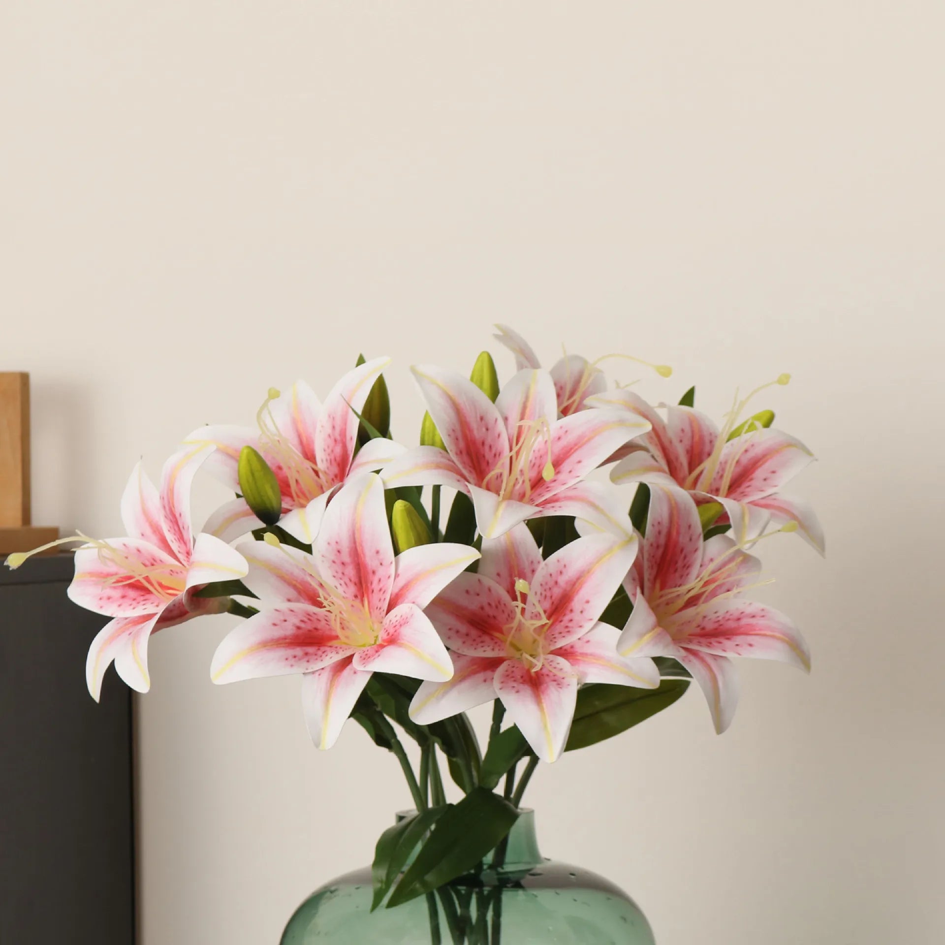 Künstliche Lilie – Elegantes PVC Design – 50cm Länge