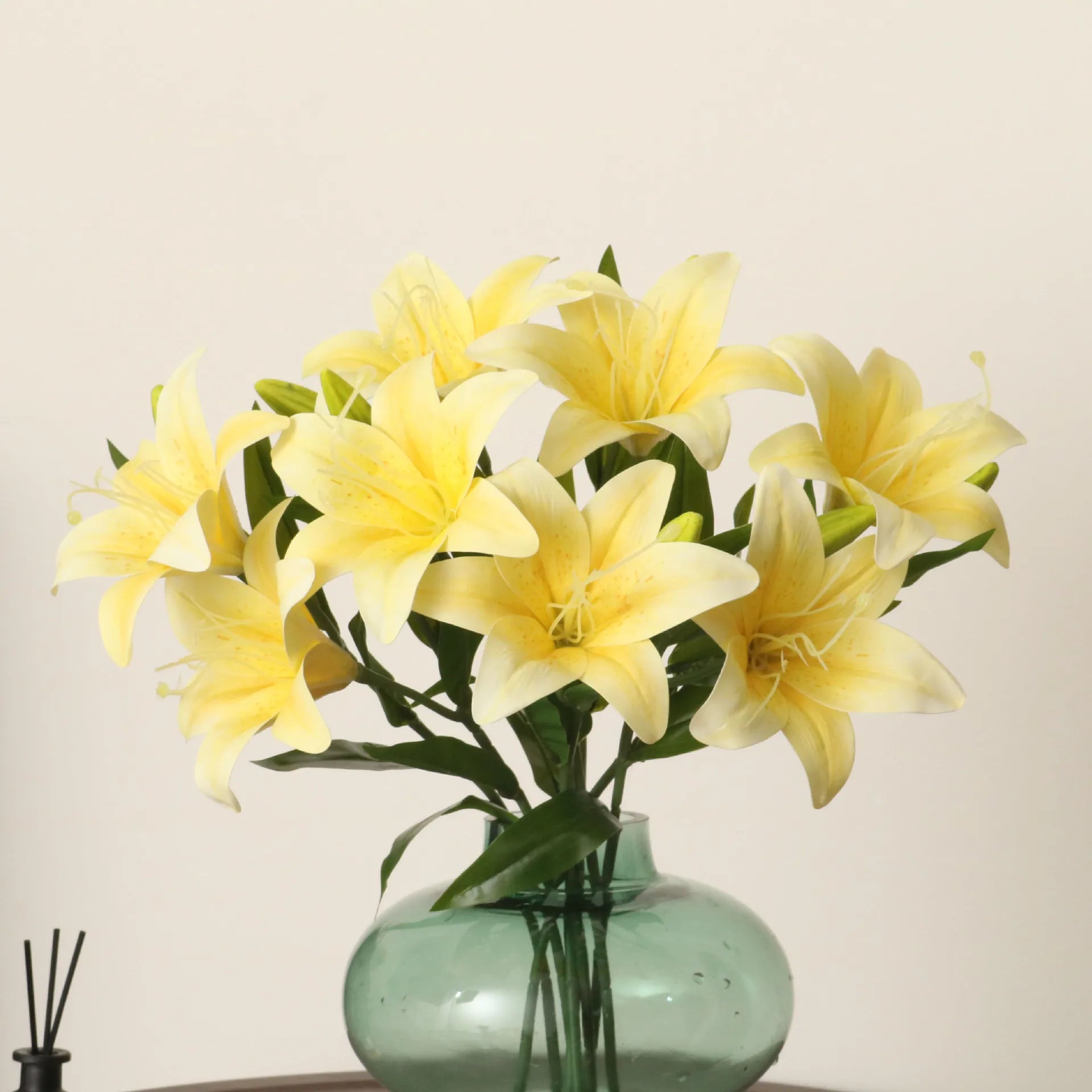 Künstliche Lilie – Elegantes PVC Design – 50cm Länge