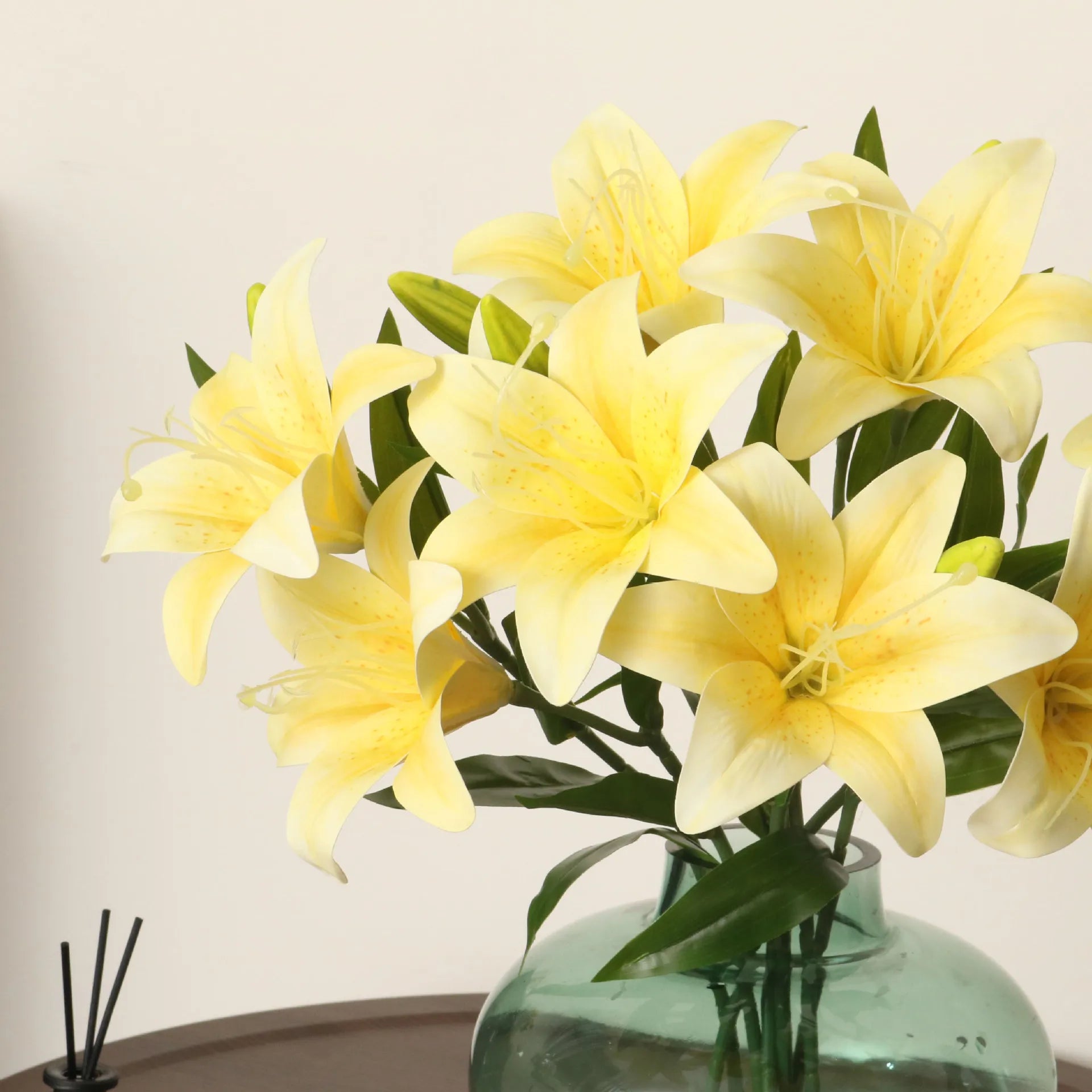 Künstliche Lilie – Elegantes PVC Design – 50cm Länge