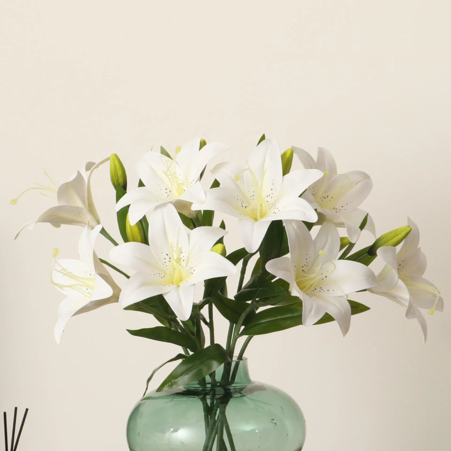 Künstliche Lilie – Elegantes PVC Design – 50cm Länge